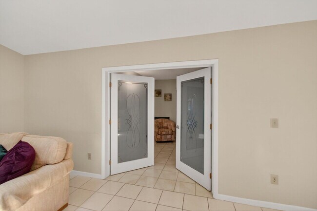 Building Photo - 2925 Riviera Dr