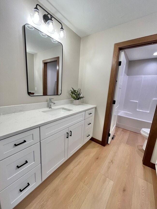 Building Photo - Stunning 5 Bed/2.5 Bath Townhome!