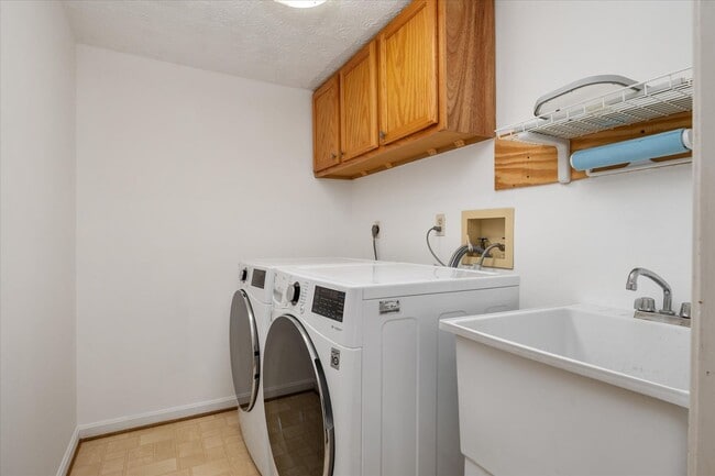 Building Photo - Charming Colonial in Elmhurst Station