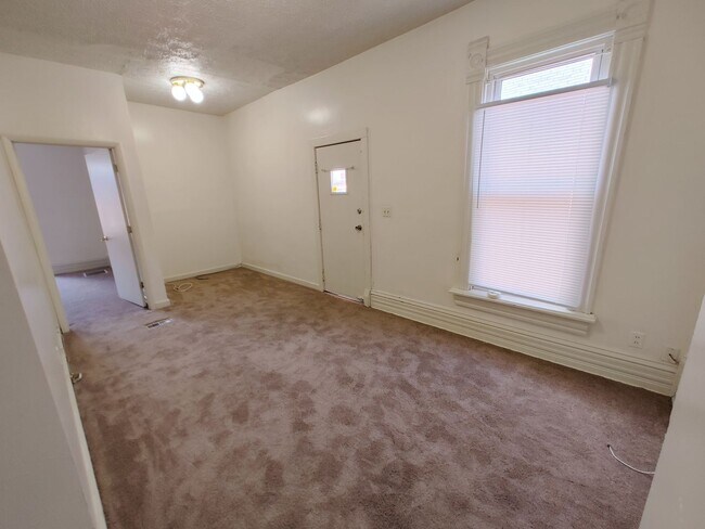 Building Photo - Freshly updated 2 bed/1 bath Close to Wexner Medical Center