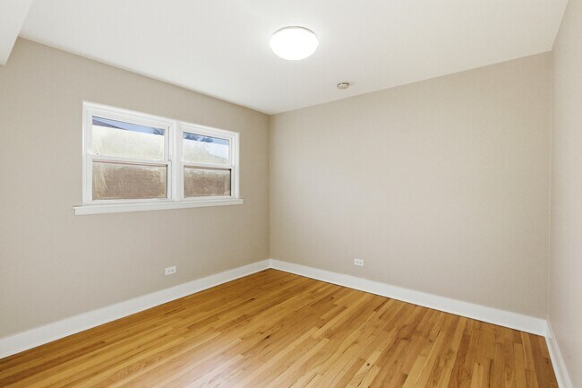 Building Photo - 1215 Balmoral Ave