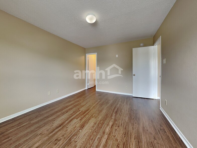 Building Photo - 14470 Forsythia Ln