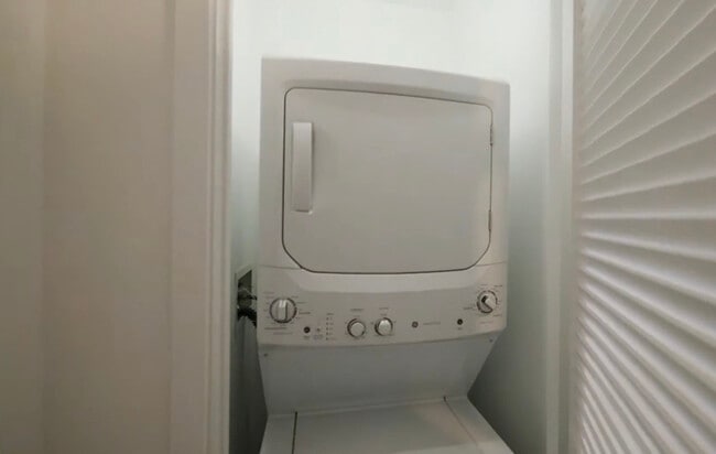 Building Photo - 341 W Kinzie St