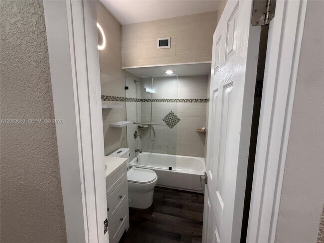 Building Photo - 2645 Parkview Dr S
