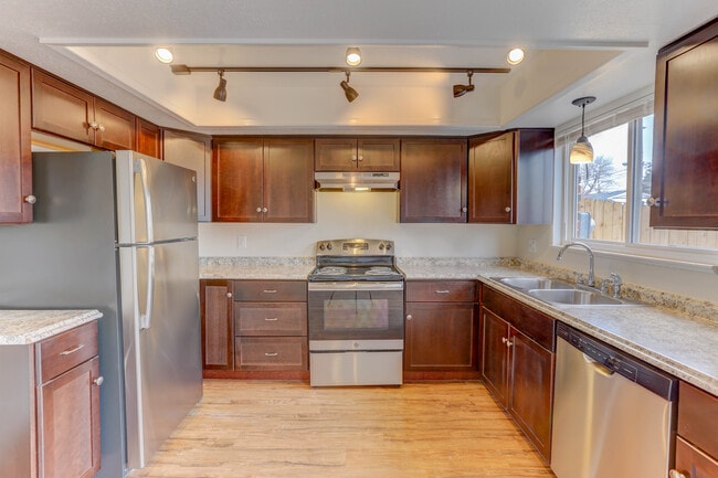 Building Photo - Iris Street Townhomes