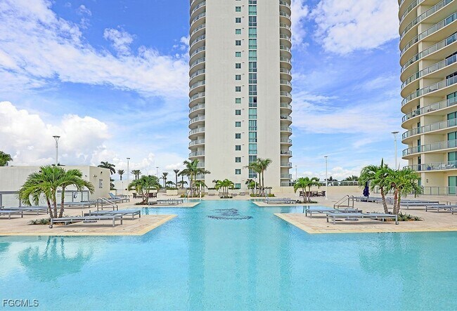 Building Photo - 3000 Oasis Grand Blvd