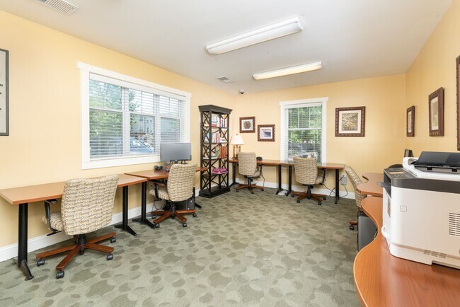 Building Photo - 3 Bedroom Townhouse Style Apartments END U...