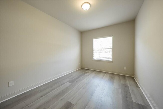 Building Photo - 2745 Troutt Dr