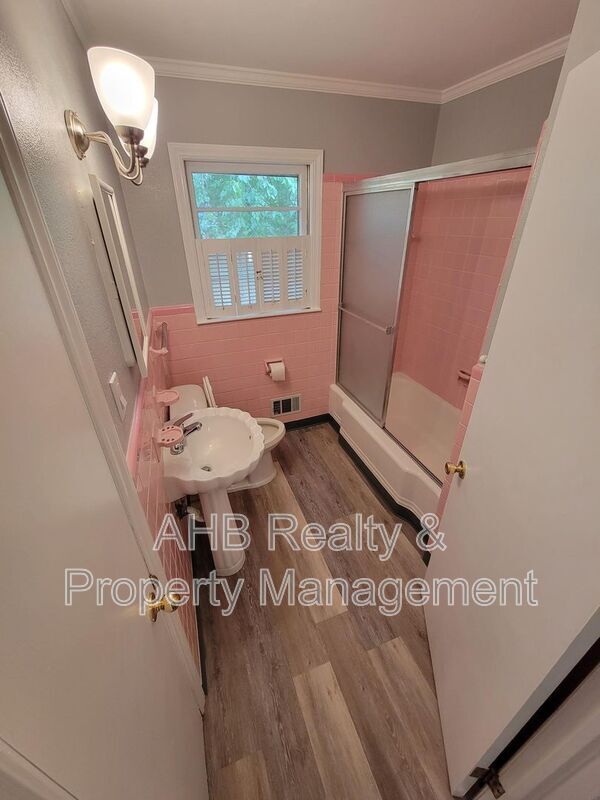 Building Photo - 801 Sycamore Rd