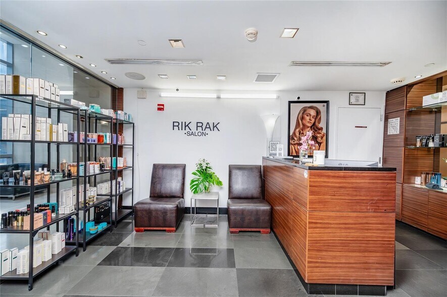 Building Photo - 1425 Brickell Ave