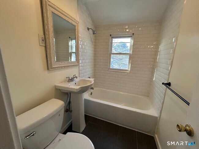 Building Photo - 244 Woodlawn Cir