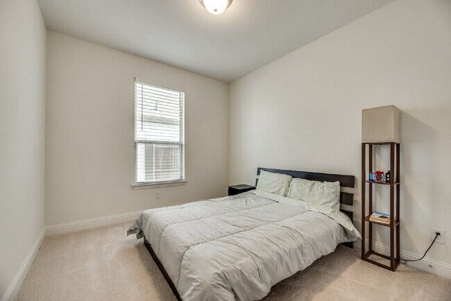 Building Photo - Charming 3-Bedroom Retreat with 2 Full Bat...