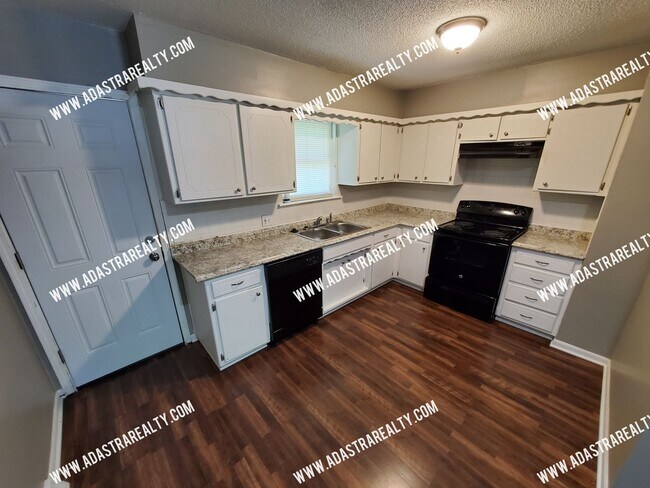 Building Photo - Very Nice 3 Bedroom/1 Bath Duplex in Olathe-Available in JULY!!!
