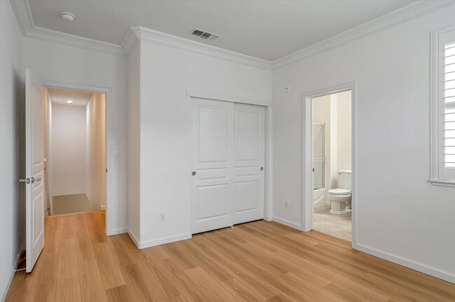 Building Photo - Gorgeous 2 Bedroom 2.5 Bathroom Townhome - Incredible Location