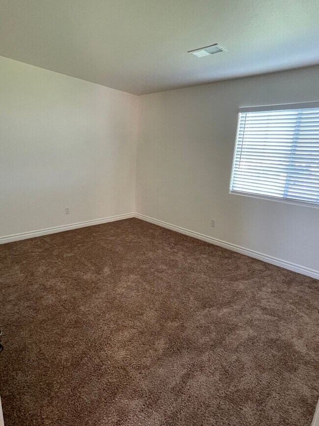 Building Photo - Newly Remodeled Home