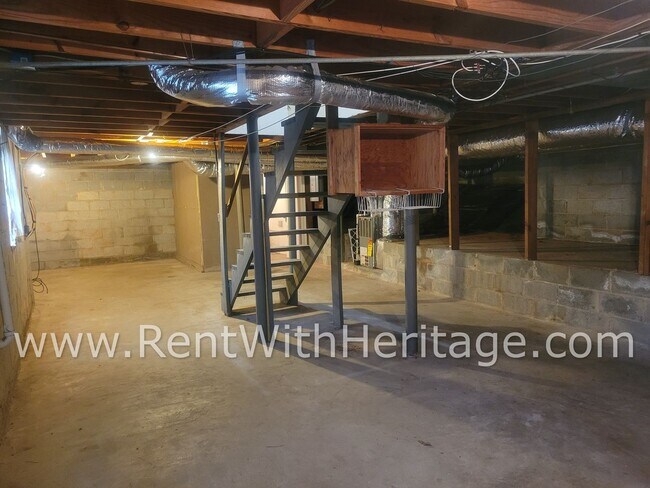 Building Photo - GRAMPA'S BUNGELOW - AWESOME BRICK RANCH WITH FULL UNFINISHED BASEMENT / GREAT LOCATION