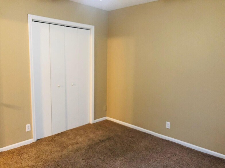 Building Photo - 185 Oak St