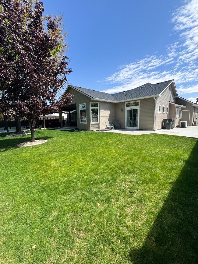 Building Photo - 5483 N Black Sand Ave