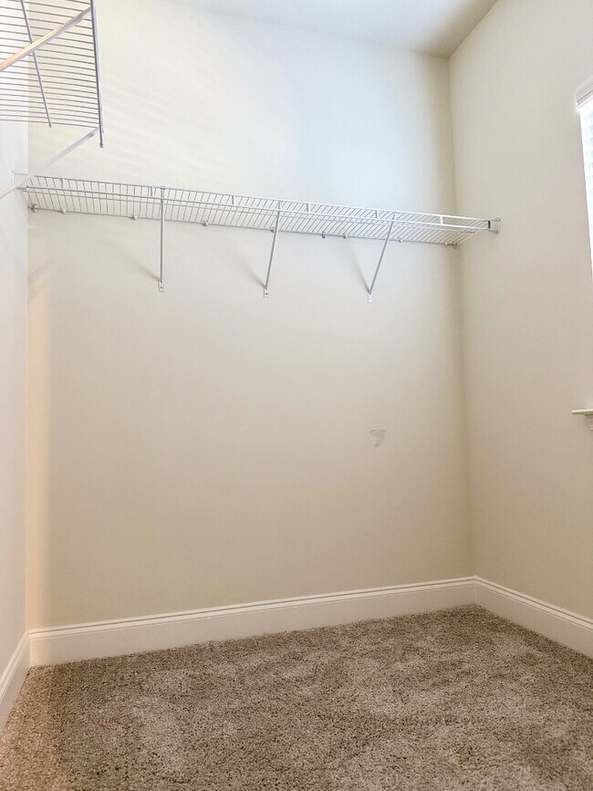 Building Photo - 4402 Parkcrest Dr