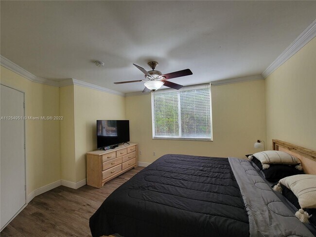 Building Photo - 400 Scotia Dr