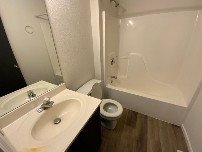 Building Photo - 4 Bedroom newly remodeled Duplex