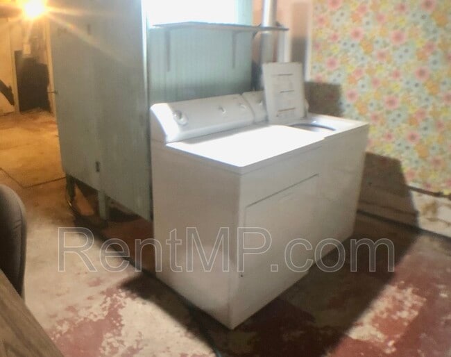 Building Photo - 909 Douglas St