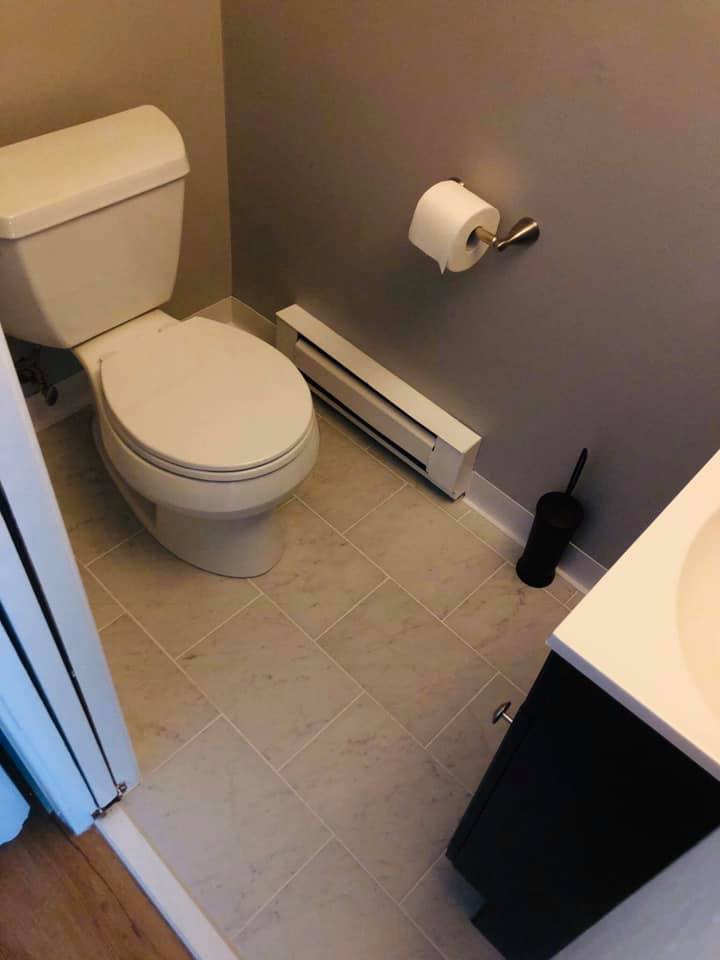 Half bathroom - 783 East St