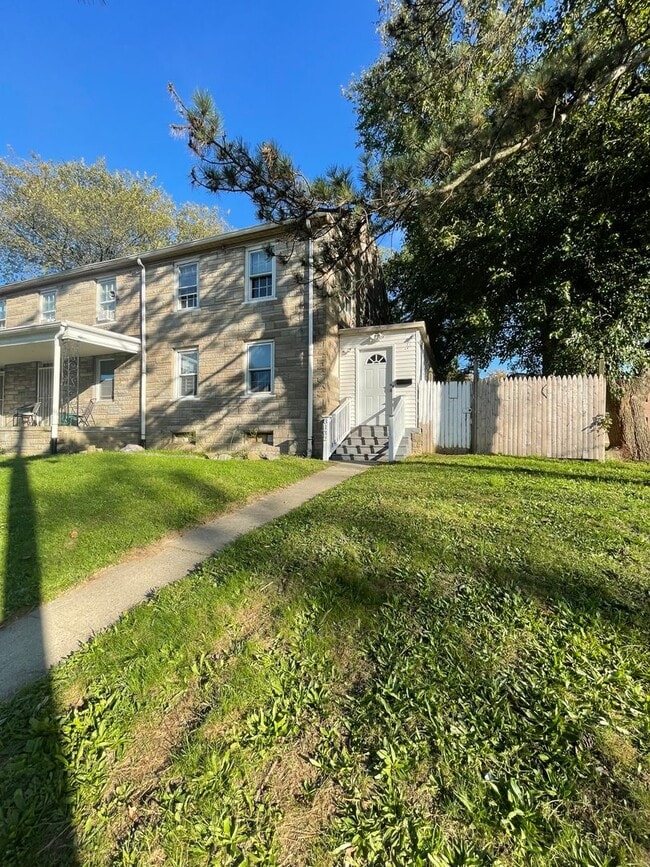 Building Photo - Newly Renovated 3 Bed, 1.5 Bath in Fairview!