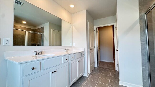 Building Photo - 3190 Greyton Dr