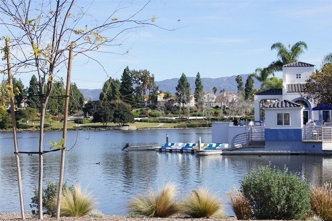 Building Photo - Lovely Eastlake condo