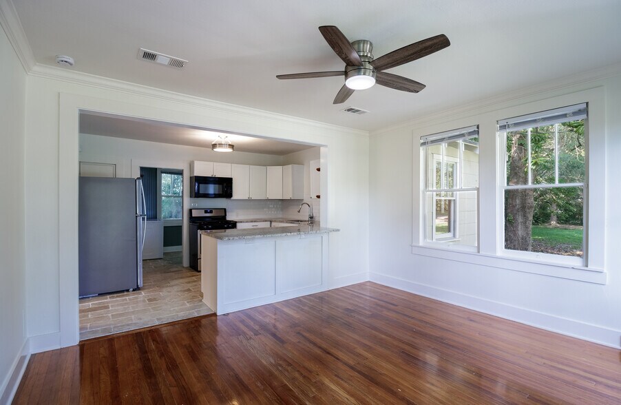 Building Photo - 2525 Belmont Ave