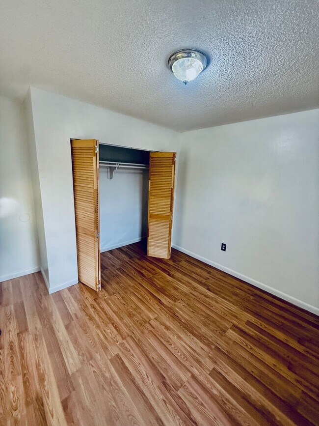 Building Photo - 2 Bed, 2.5 Bath Townhome