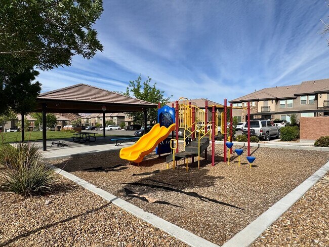 Building Photo - Desert Hills Townhome