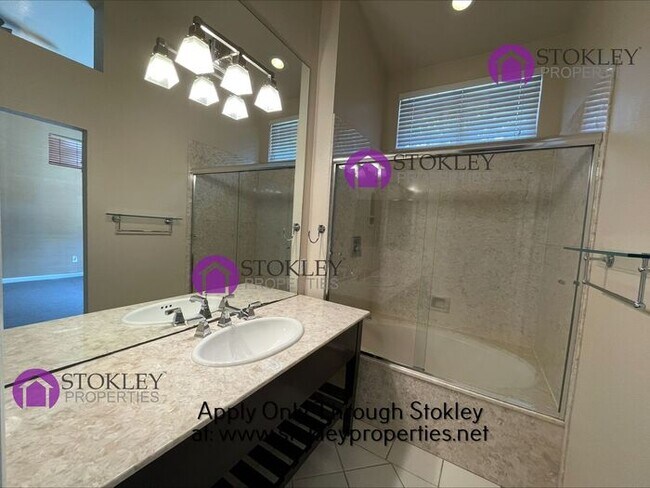 Building Photo - 208 Stetson Dr