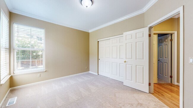 Building Photo - Gorgeous Home with private yards, large de...