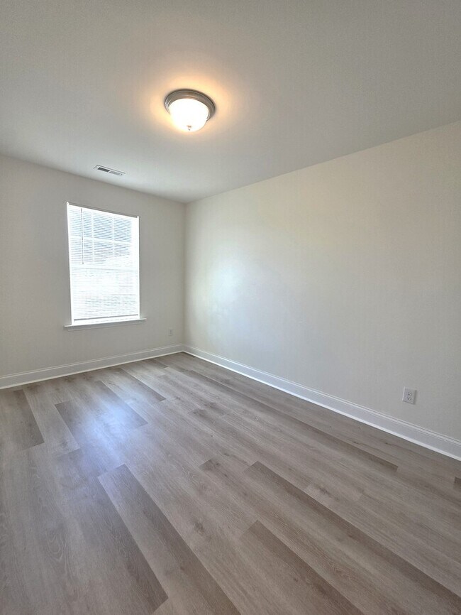Building Photo - Great 3 bed Townhouse with 1 car garage!