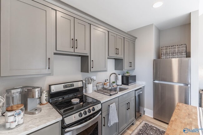 Building Photo - 32 Hillcrest Ave NW