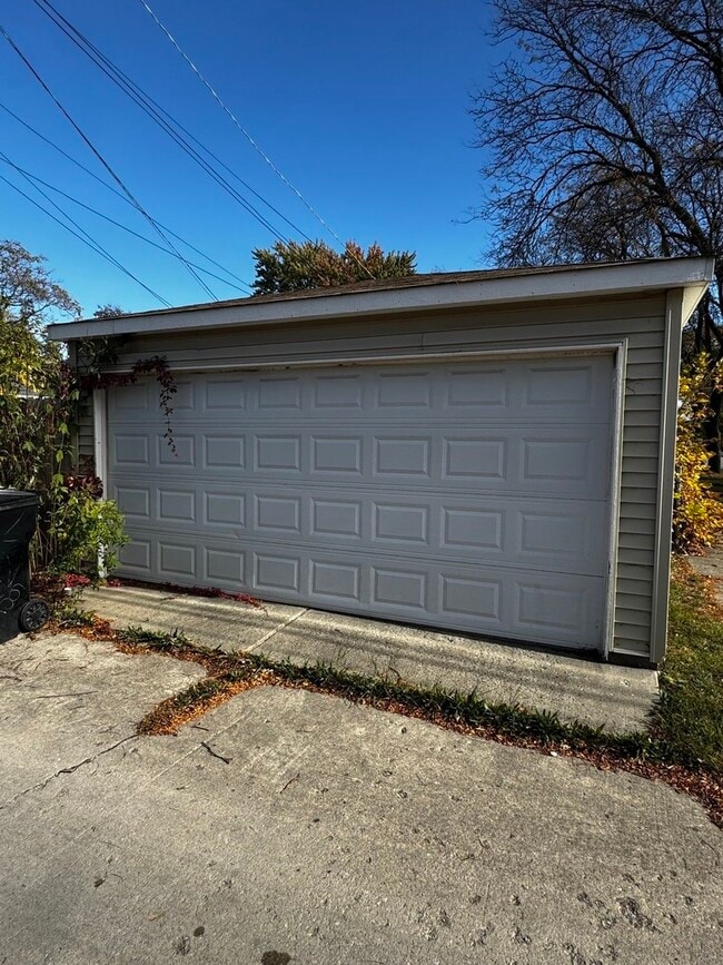 Building Photo - 9556 S Forest Ave