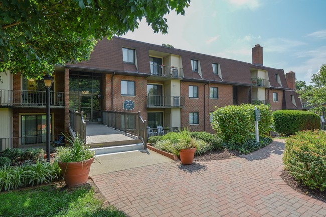 Primary Photo - Fairway Park Apartments & Townhomes