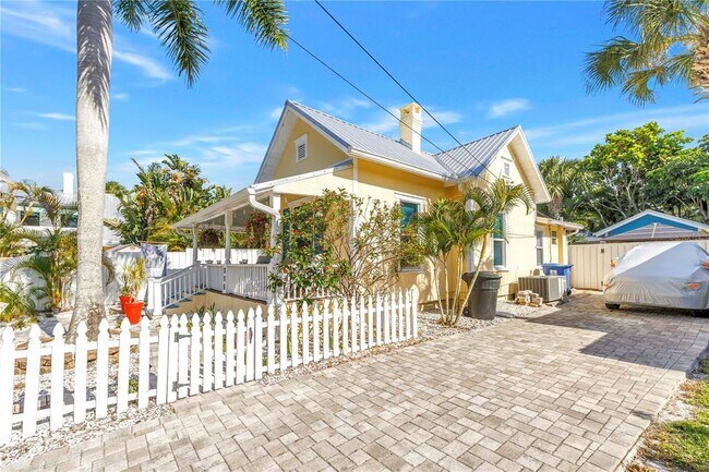 Building Photo - 748 11th Ave N