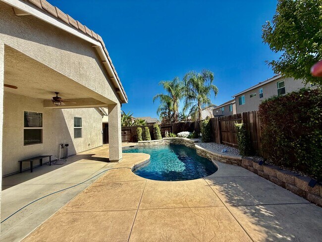 Building Photo - Beautiful home is available NOW