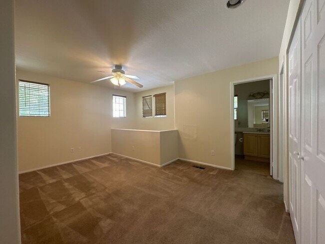 Building Photo - 3 bedroom/2.5 Bath Northbridge Home