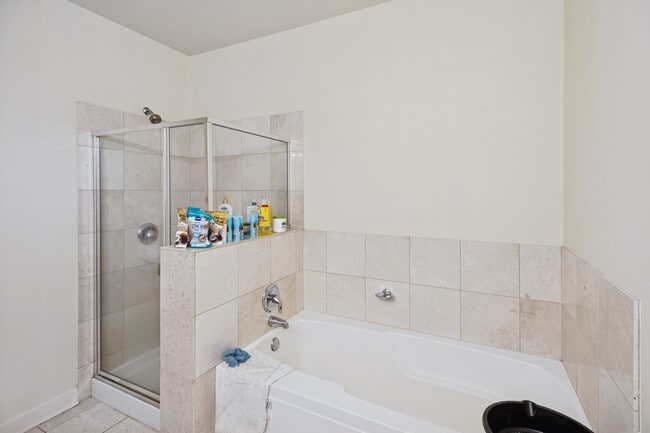 Building Photo - 450 E Waterside Dr
