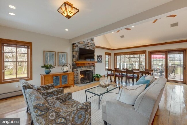 Building Photo - 1057 Vista Dr
