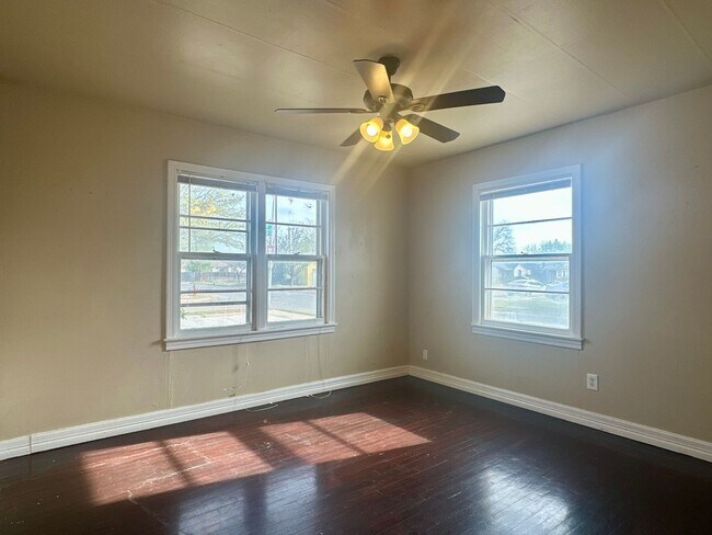 Building Photo - Spacious 3/2 on a Corner Lot!