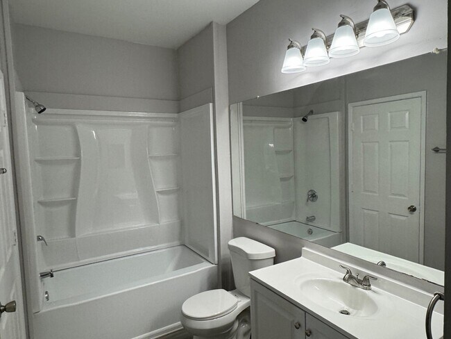 Building Photo - 625 Fairway Dr