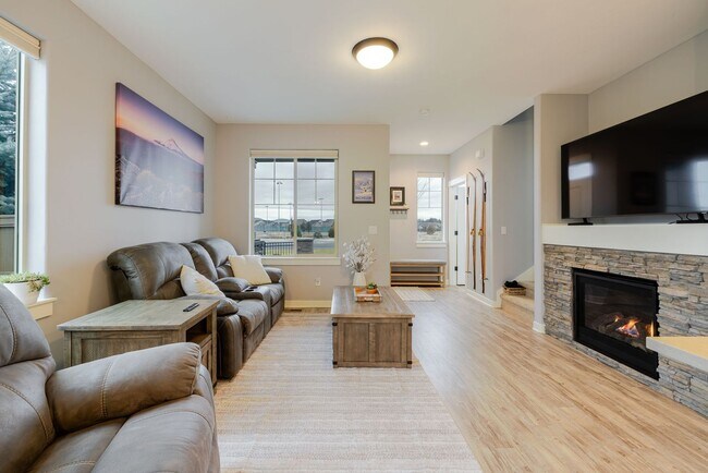 Building Photo - Charming Redmond Craftsman Retreat – Stylish 3-Bed, 3-Bath Home with Community Amenities