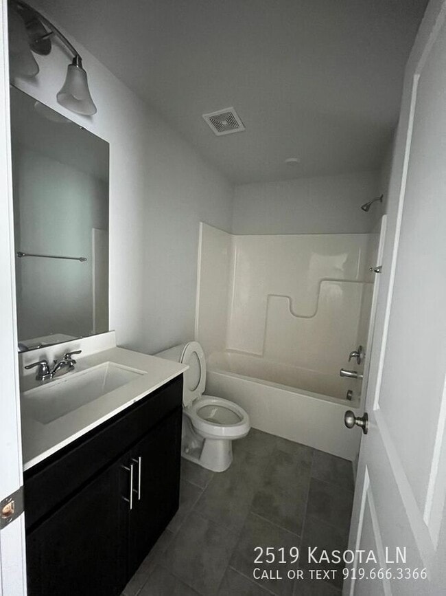 Building Photo - 2519 Kasota Ln