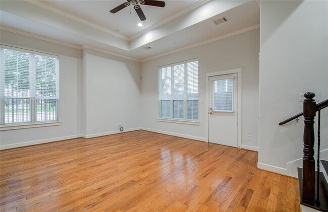 Building Photo - 902 W 20th St