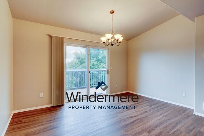 Building Photo - 2 Bed + Den/Office  2 Bath Condo W/S/G Inc...